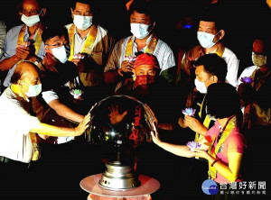 靈鷲山第28屆水陸空大法會首度回歸福隆總本山舉辦，昨（20）日晚間於聖山寺啟建水月道場，以光雕秀閃亮開場