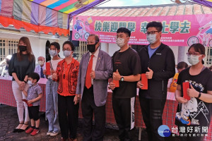 頒發獎助學金給認養的5名兒童。