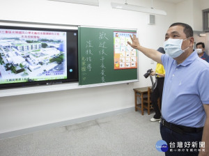 新北市長侯友宜今(22)日前往三重區光榮國小視察