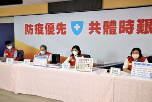 雲林縣22日新增1例本土確診個案，縣長張麗善偕同衛生局長曾春美、教育處長邱孝文及新聞處長羅楚東說明確診個案足跡及相關防疫作為。