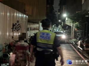 三重分局厚德派出所警員確認住所地址後立即將劉婦護送返家
