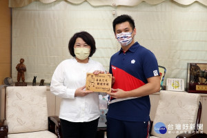 東奧空手道選手王昱達返鄉拜會嘉義市長黃敏惠／陳致愷翻攝
