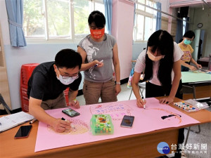 新北市推動「心手相連、疫起守護」專案，在暑期辦理各類專業輔導人力增能培訓課程，包含輔導行政人員、專輔與兼輔教師、社工師、心理師各輔導人員，為開學做足準備