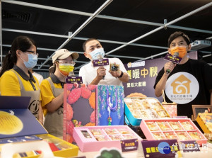 市長侯友宜及代言人黃子佼今（24）日特別出席庇護工場全新亮相中秋限定禮盒特賣活動