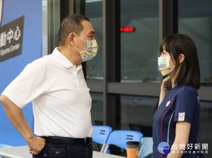 為宣傳全運會拍攝影片，特別邀請東京奧運射擊國手「證件妹」吳佳穎來到林口國民運動中心現場分享。市長侯友宜也現身挑戰擅長的射擊運動
