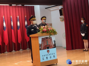 三重警分局今(24)日上午於八樓禮堂舉行分局長布達交接，新北市警察局長黃宗仁親自到場監交