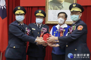 南投縣警局長御新任交接由林順家副署長（左二）監交。（記者扶小萍攝）