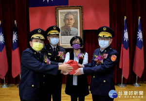 彰化縣警察局卸、新任局長交接，由縣長王惠美主持及警政署副署長李永癸監交。圖／彰化縣政府提供