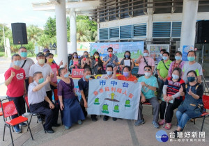 正聲廣播雲林台行動播音室在口湖遊客中心，陪伴社團法人台中市盲人福利協進會的學員們，從歌聲感受雲林沿海的風光。