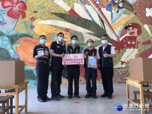 新北市議員林國春、教育局副局長劉明超、新埔國小陳維穎校長、正隆基金會執行長李春和等出席捐贈儀式