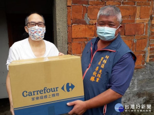 里鄰長在防疫期間關懷送愛不間斷