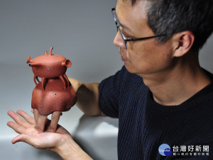 卓銘順以《霍爾蒙克斯-LR（茶壺）》獲得「2021韓國國際陶藝雙年展」最高榮譽「金獎」，為臺灣獲得這個具有國際盛名陶藝獎項肯定的第一人