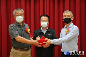 縣長翁章梁（中）主持交接儀式，卸任理事長曾秋猛（左）將印信交接給新任理事長李鴻坤（右）／陳致愷翻攝
