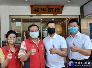  新北市榮服處林火土處長(左二) 、許展維董事長(右二)與羅時億經理(右一)合影