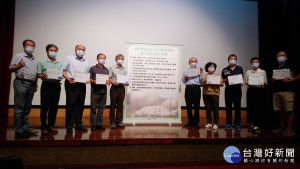 貴賓參與〈機智的高山生活〉簽署宣示。（記者吳素珍攝）