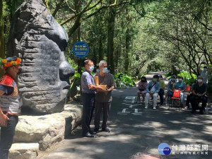 九族文化村榮義文化獎2021雕塑大賽成績揭曉，在園區舉辦頒獎典禮，由九族文化村董事長張協勝頒發總獎金三百萬元和獎盃、獎狀給六位得獎的藝術家。