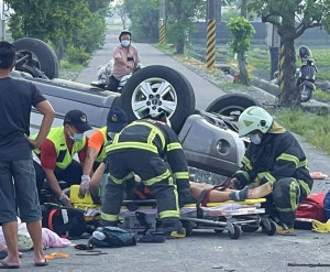 水林鄉發生重大車禍，造成單親家庭兩死兩傷的慘劇，縣長張麗善獲悉立即前往慰問家屬；立委蘇治芬也率先捐助善款，盡力協助善後。