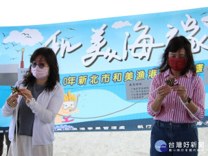 漁業處長張麗珍與貢寮區漁會總幹事協助將珊瑚綁在繩子