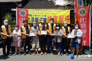 北港獅子會會長魏添圻號召歷屆會長及獅友們送上愛心饗食，予社區內的弱勢關懷戶，為弱勢朋友們加油打氣，陪伴挺過疫情難關。