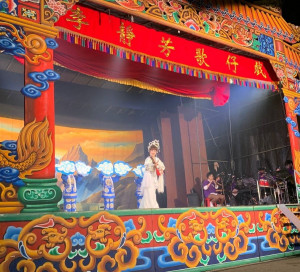 李靜芳歌仔戲團《宿世情緣》集集登場。