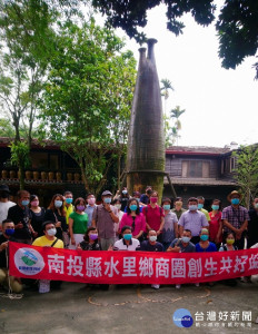 水里鄉商圈創生共好協會成員在千囍雙口瓶前大合照。〈記者吳素珍/攝〉