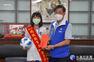 全子宇獲總統教育獎，縣長林明溱接見並贈送禮券及縣長簽名足球紀念球。（圖片縣府提供）