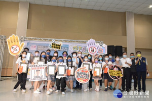 「四不疫沒有」徵件兼防疫　暑期青春專案各路高手展創意，由縣長王惠美頒獎鼓勵。