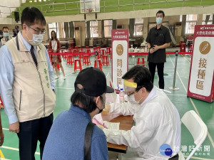 黃偉哲到各處施打站，關心疫苗接種情形