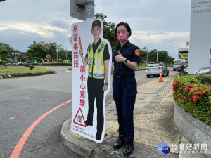 嘉義市警局推出人形警示牌，提醒民眾注意交通安全／翻攝照片