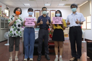 2位台大新生與校長吳俊憲(中)、導師郭人豪、洪翠薇合影。