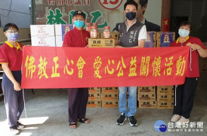 世界佛教正心會台南蔡麗芬會長(左1)及鄭文立執行秘書(左2)帶著物資送至議員服務處，由服務處執行長林冠維(右2)代表接受