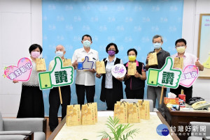 花壇鄉農會特別致贈最具在地特色的「茉莉烏龍茶集」600份，希望透過茉莉花茶，表達對防疫醫護人員的支持與關心。圖／記者鄧富珍攝