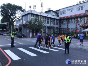 信義分局員警清晨即啟動護童專案勤務，協助維護校園周邊交通安全秩序以確保學童上下學與校內安全。