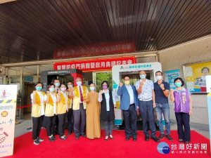 公私協力抗疫不鬆懈，佛光山寺及啟翔公司捐贈智慧防疫門儀式。圖／記者鄧富珍攝

