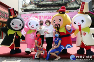 嘉義城隍廟今天舉行「樂桃城隍」活力公仔發表會／陳致愷翻攝