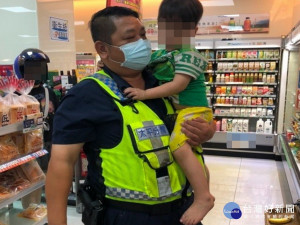 獨闖超商男童。林重鎣攝