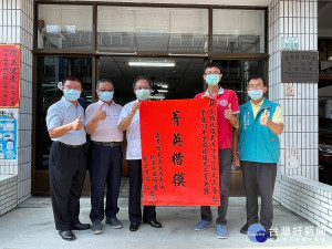 「全國救護志工菁英獎」博士志工義消大隊民雄分隊小隊長王春仁（右二）／陳致愷翻攝