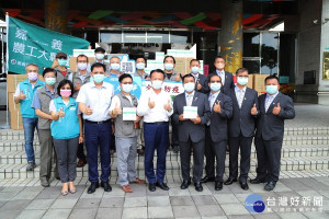 翁章梁感謝企業團體捐贈空針／陳致愷翻攝