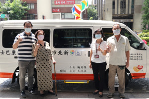 林秋玉母親張月英（左2）在孫子蔡秉臻（左1）的陪同下  捐贈復康巴士  由社會局副局長許秀能（右2）代表受贈