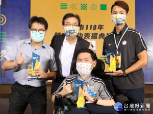 八里愛心教養院地板滾球黃金拍檔張孜維（前中）、胡家榮（右）雙雙獲獎  教養院則獲得團體獎  由劉和然副市長（後中）頒獎鼓勵  左為謝鑫敏院長