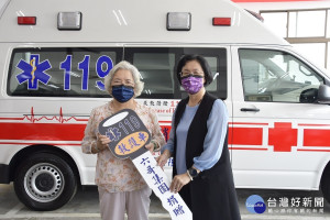 當「惠美遇到惠美」 六哥集團熱心公益捐贈高頂救護車予消防局。圖／彰化縣政府提供