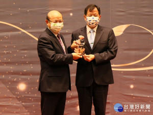 團體組甲組金質獎由新北市政府消防局陳副局長崇岳代表受獎