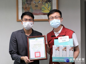 寶齡富錦生技公司今(10)日捐贈市值約50萬元居家版快篩試劑共2,000劑，由教育局長張明文代表受贈