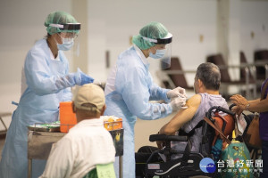 嘉義市65歲以上長者接種第2劑AZ，市府將採統一造冊方式在港坪體育館施打／陳致愷翻攝