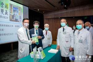 彰基開放兩個會場及視訊，吸引全院同仁400餘人共同參與，會後並舉辦簽書會。圖／彰基醫院提供