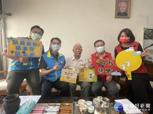 新北市榮服處林火土處長(右2)及榮民榮眷基金會徐健寧秘書長(左2)致贈吳爺爺(中)養生飲品，表達關懷
