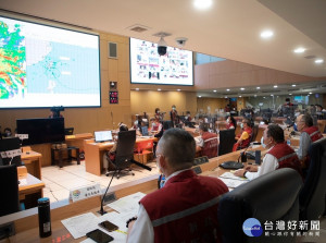 新北市災害應變中心立即提升為一級開設警戒，指揮官侯友宜立即召開工作會報