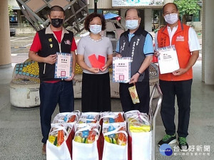 新北市新聞記者職業工會理事長黃村杉、中華道教瑤池金母弘道協會副理事長許進財、瑞芳半嶺慈聖宮代表張仁宗等發放急難救助金及贊普物資，由瑞芳國小校長盧娟娟代表接受