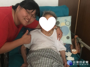 目前在臺灣大學學生輔諮中心擔任社工師的廖曼婷，常感激師恩，激勵自己珍視這份工作價值服務長者