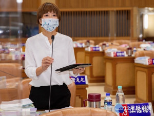 新北市議員江怡臻批疫情爆發到現在第9天，才獲得專案疫苗，而且僅300劑